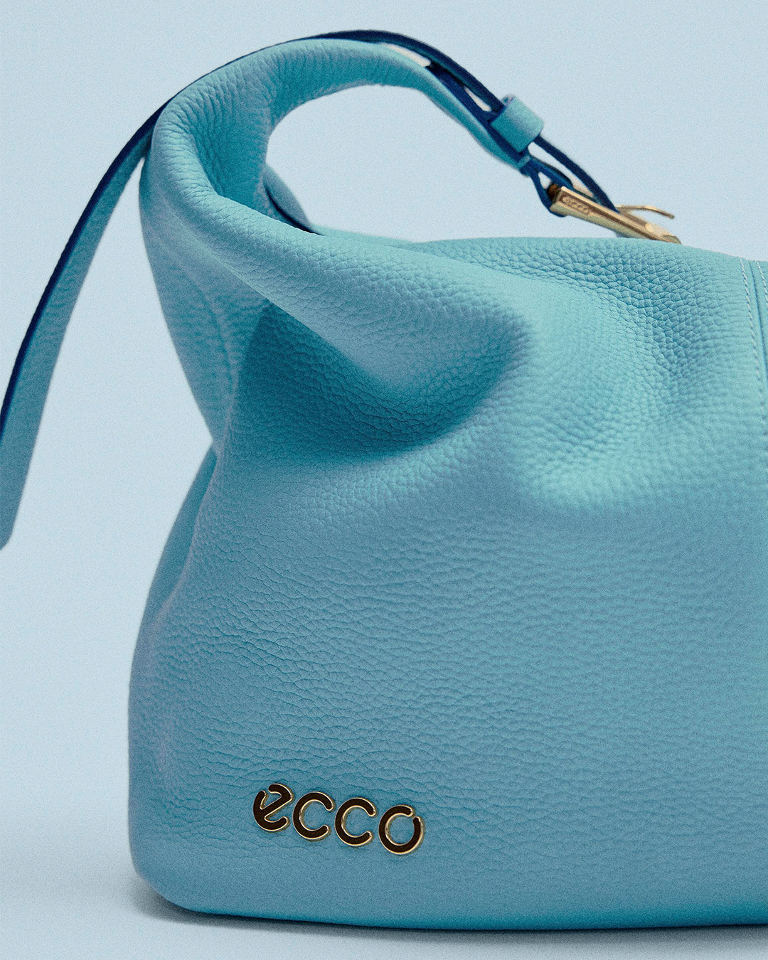 Manifesting-blue-skies-with-the-ECCO-PINCH-bag-and-ECCO-HOBO-bag.ECCO-1-1